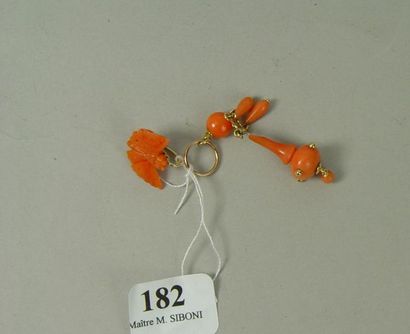 null 182- Petit lot de corail : 

- pendentif ''papillon'' en corail et or 585/1000....
