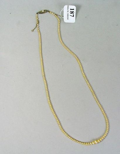 null 187- Collier de perles fines en chute, fermoir cliquet en or gris orné d'une...