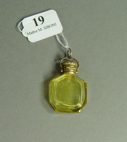 null 19- Pendentif ''flacon à parfum'', monture en argent