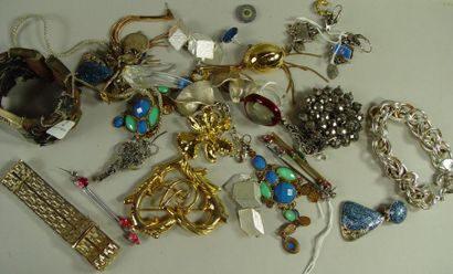 null 2- Bijoux fantaisie : montre, bracelets, bagues, broches et clips d'oreille...