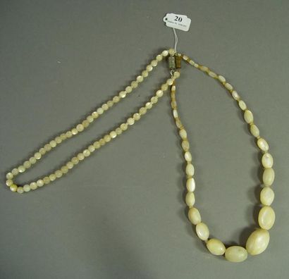 null 20- Deux colliers de perles