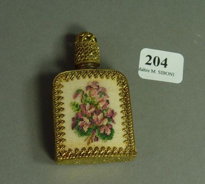 null 204- Flacon à parfum à décor d'une broderie de fleurs