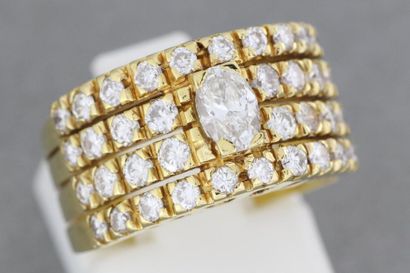 null 211- Bague en or ornée d'un diamant ovale dans un pavage de brillants

Pds :...