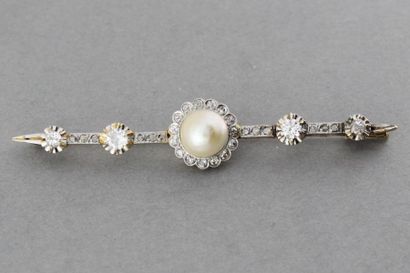 null 217- Barrette en or et platine ornée d'une perle entourée de diamants et épaulée...