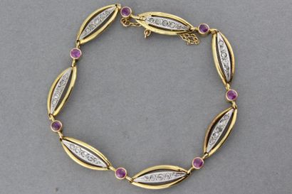 null 227- Bracelet en or orné de motifs sertis de diamants séparés de rubis

Pds...
