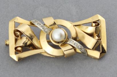null 228- Broche 1940 en or ornée d'une perle et de diamants

Pds : 6,4 g