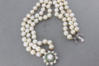 null 242- Bracelet trois rangs perles, fermoir en or orné de perles et d'émeraudes

Pds...