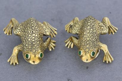 null 247- Paire de boucles d'oreilles "grenouilles", les yeux sertis d'émeraudes

Pds...