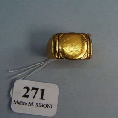 null 271- Chevalière en or jaune

Pds net : 14 g