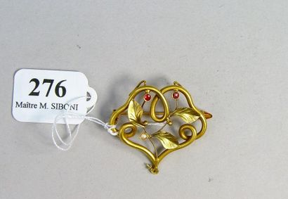 null 276- Broche 1900 en or jaune sertie de grenats et perles à décor de fleurs

(manque...