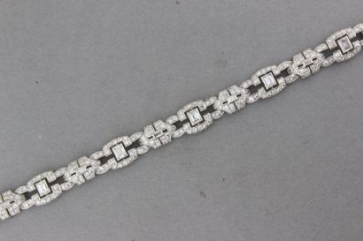 null 302- Bracelet Art Déco en platine serti de brillants et de diamants de taille...