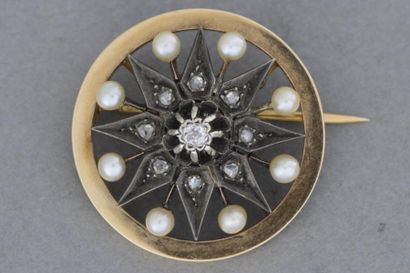 null 306- Broche en or et argent stylisant un motif rayonnant enrichi de perles et...