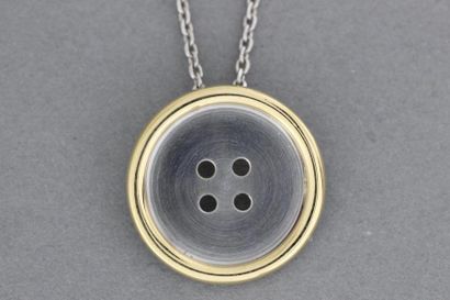 null 314- Collier en or orné d'un motif stylisant un bouton en or et acier signé...
