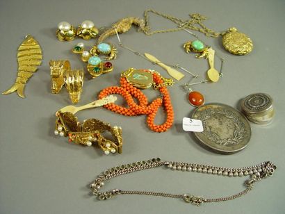 null 5- Bijoux fantaisie : collier, bracelet, pendentifs, boucles d'oreilles, ''hippocampe'',...