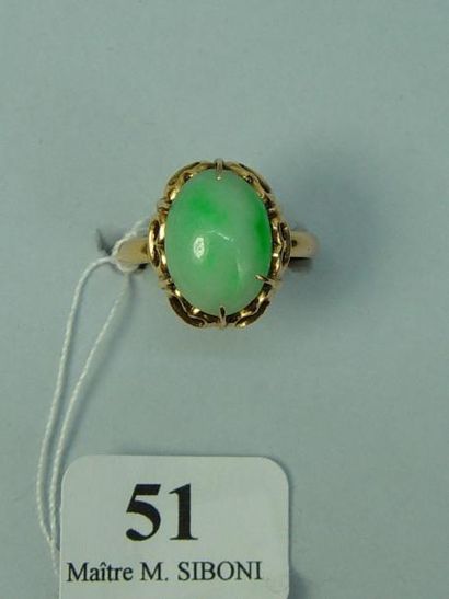 null 51- Bague en or jaune ornée d'un cabochon de jade

TDD : 53

Pds : 3,5 g