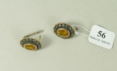 null 56- Boucles d'oreilles anciennes en argent ornées de pierres jaunes et marcassites

XIXème...