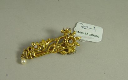 null 70-7- Broche ''fleur'' en or jaune sertie de brillants, d'une perle et d'une...