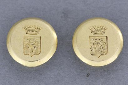 null 74- Paire de boutons en or gravés d'armoiries surmontées d’une couronne

Pds...
