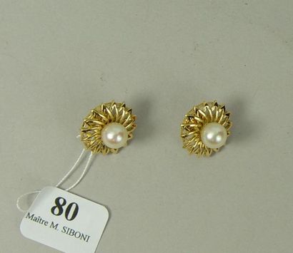 null 80- Boucles d'oreilles en or jaune ajouré ornées chacun d'une perle de culture...