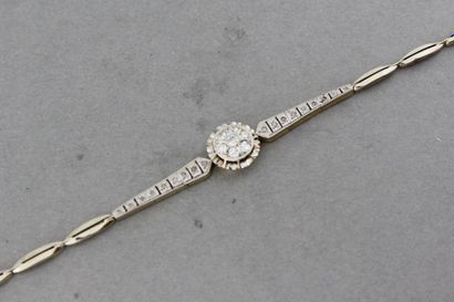null 95- Bracelet en or orné d’un motif de rosace serti de diamants épaulé de diamants

Pds...