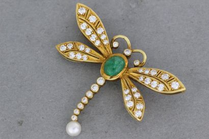 null 97- Broche '' Libellule'' en or enrichie d’une émeraude cabochon, d’une perle...