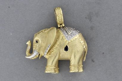null 99- Pendentif "Eléphant" en or orné d'un saphir et de pierres

Pds : 33,4 g