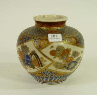 null 102- Vase en porcelaine d'Extrême-Orient à décor de fleurs

Hauteur : 12 cm