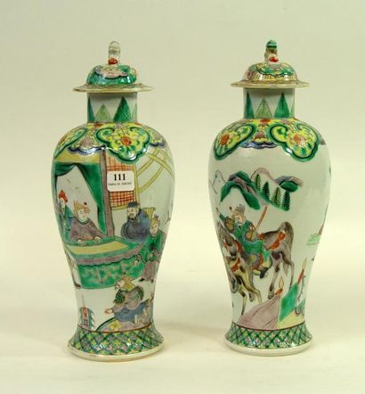 null 111- Paire de pots couverts en porcelaine à décor de cavaliers

(choc et réparation...