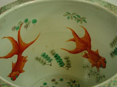 null 113- Aquarium en porcelaine à décor de poissons et scènes animées