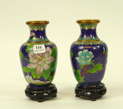 null 116- Paire de vases à décor de fleurs

Hauteur : 13 cm