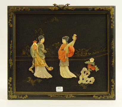 null 117- Panneau en bois laqué à décor de musiciennes

31 x 36 cm