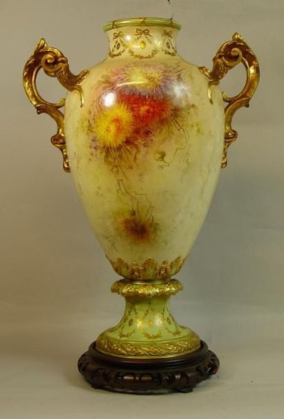 null 139- ROYAL BONN

Important vase en porcelaine

(fêle sur la base)

Hauteur :...