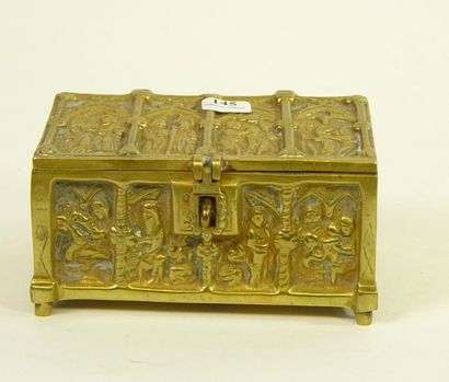 null 145- Coffret reliquaire en bronze doré à décor gothique

Longueur : 14 cm