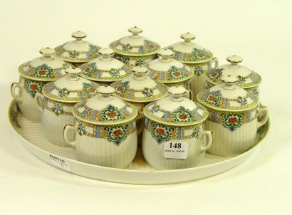 null 148- LIMOGES - BETOULE ET LEGRAND

Douze pots à crème et leur plat en porcelaine

(un...
