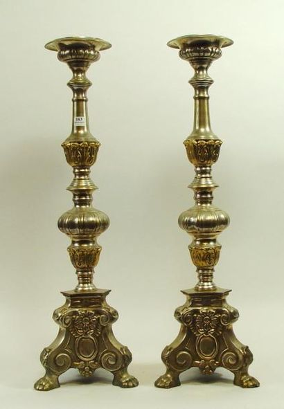 null 163- Paire de pique-cierges en bronze argenté

Hauteur : 60 cm