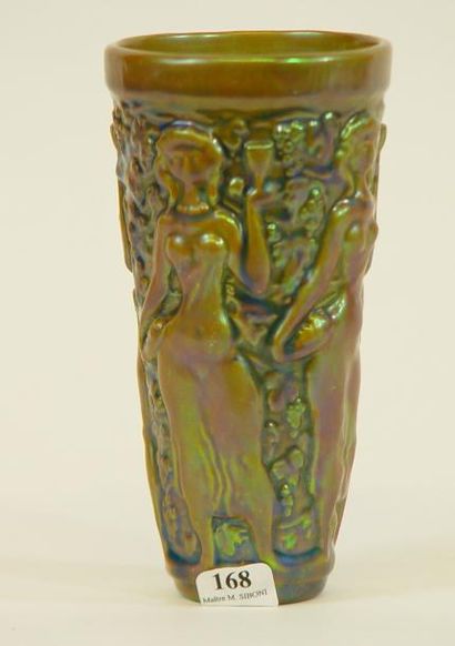null 168- ZSOLNAY

Vase en porcelaine irisée à décor d'une frise de femmes

Hauteur...