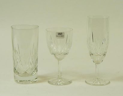 null 183- Service de verres en cristal comprenant : 12 verres à whisky, 12 verres...