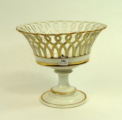 null 186- Coupe piédouche en porcelaine ajourée

XIXème siècle