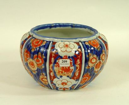 null 209- Cache-pot en porcelaine d'Imari

12 x 21 cm