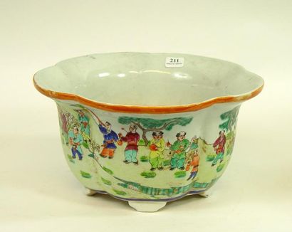 null 211- Cache-pot en porcelaine de Canton à décor de personnages

Monogrammé sur...