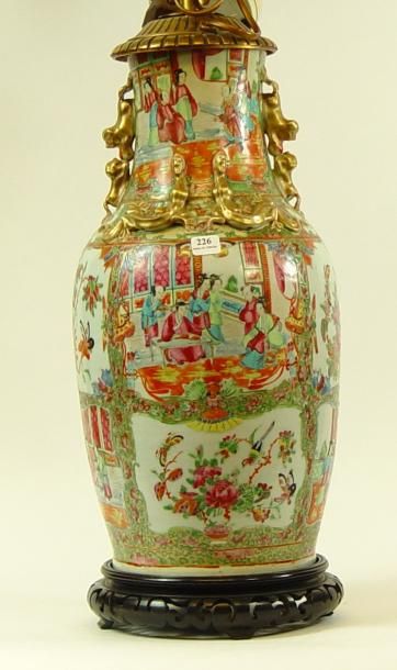null 226- Vase en porcelaine d'Extrême-Orient monté en lampe