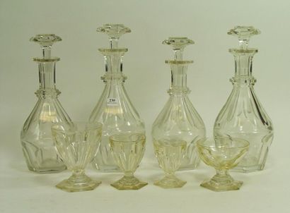 null 230- BACCARAT

Service de verres en cristal comprenant : 4 carafes, 12 verres...