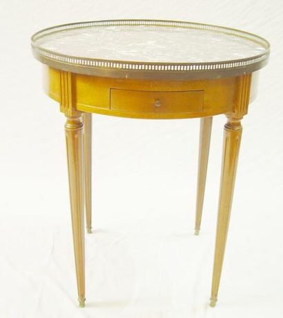 null 304- Table bouillotte 

Dessus de marbre, galerie ajourée

Style Louis XVI

Hauteur...