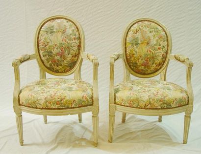 null 308- Paire de fauteuils ''Médaillon'' relaqués

Style Louis XV

XIXème sièc...