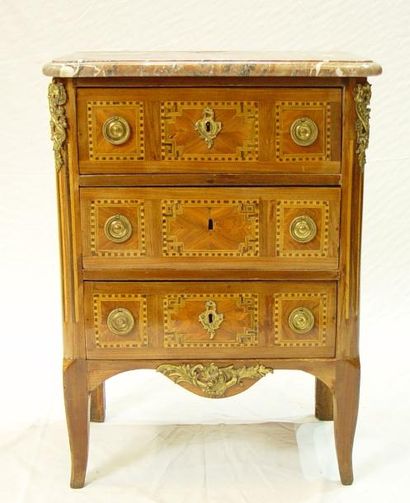 null 309- Petite commode en bois de placage et décor de bronzes dorés

Style Transition...