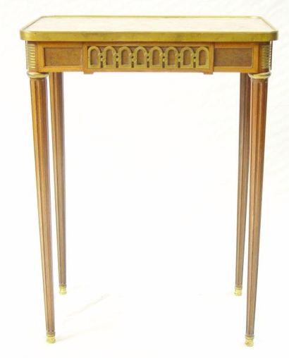 null 322- Table de salon à un tiroir en ceinture

Plateau de marbre brèche

Style...
