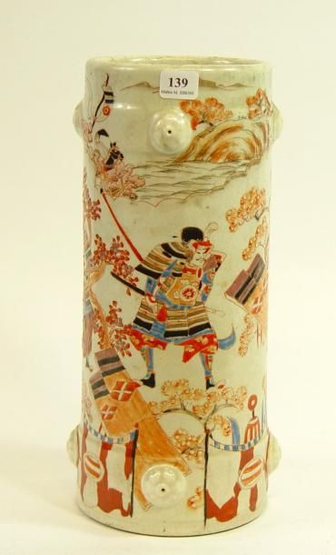 null 139- Vase rouleau en porcelaine à décor de personnages

Signé 

(fêle sur la...