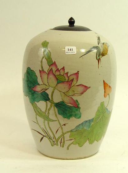 null 141- Pot couvert en porcelaine à décor de fleurs et oiseau

Hauteur : 28 cm