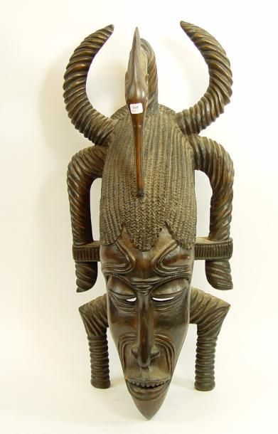 null 168- Important masque africain en bois sculpté

(petits accidents)