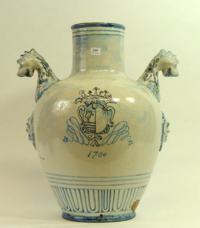 null 169- Vase en faïence bleue et blanche à décor de mascarons et scène mythologique

Base...